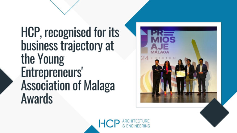 Jacobo Higuera and Elena Pérez, from HCP, at the AJE Awards ceremony in the category of Business Trajectory.